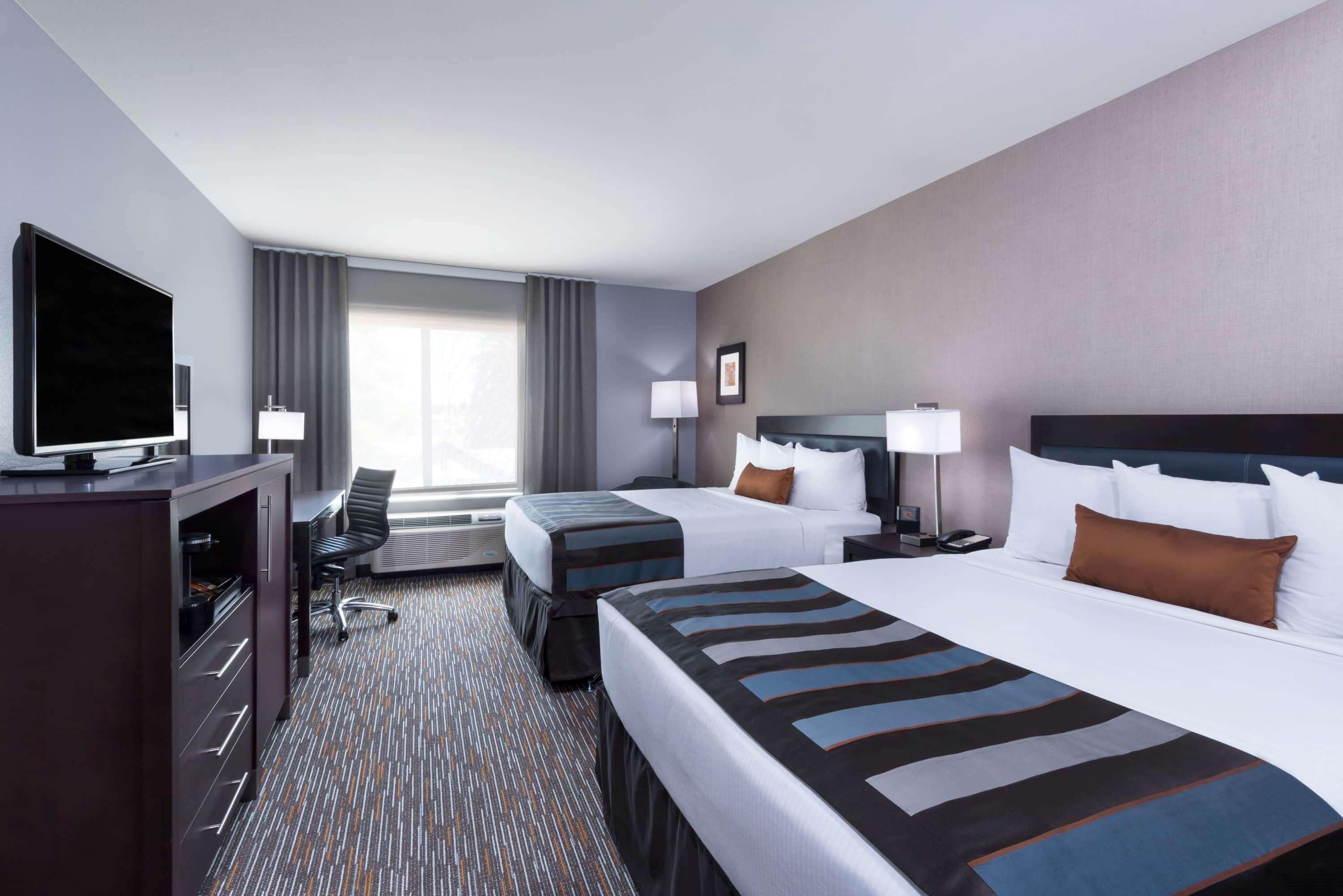 Wingate By Wyndham Sidney Hotel Екстериор снимка