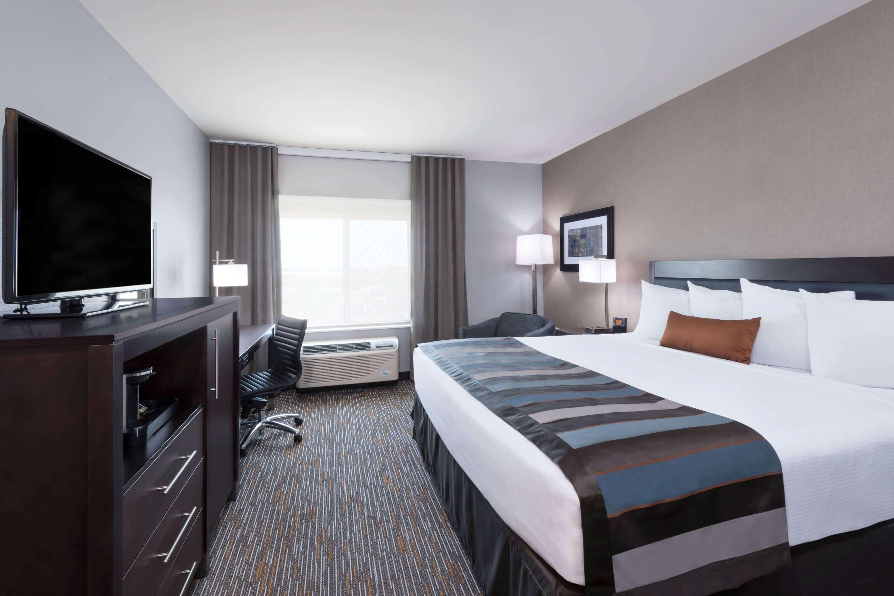 Wingate By Wyndham Sidney Hotel Екстериор снимка